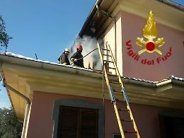 Incendio in una casa famiglia, ustionati due uomini