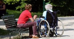 Anziano malato di Alzheimer raggirato dalla domestica: a giudizio