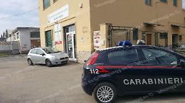 Apre la saracinesca e viene colpito da una lastra di marmo: ferito