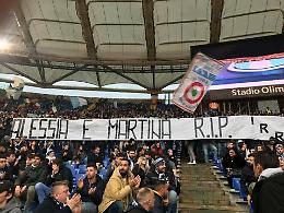 L'Olimpico ricorda Alessia e Martina con uno striscione: commozione e applausi