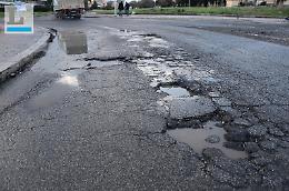 Strade piene di buche, il Comune interviene. Un mutuo per rifarle tutte