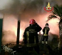 Incendio in via Apriliana, due auto a fuoco nella notte