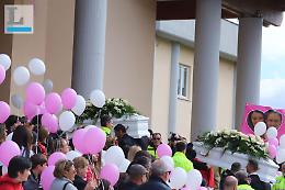 Una folla commossa per i funerali di Alessia e Martina Capasso