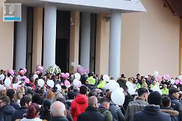 VIDEO: L'ultimo saluto della città di Cisterna a Martina e Alessia Capasso