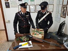Minacce con l'ascia durante un diverbio, denunciato un uomo di 53 anni
