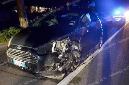 Colpiscono l'auto di una ragazza, poi scappano a piedi dopo l'incidente