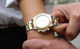 Una donna lo avvicina e gli sfila il Rolex