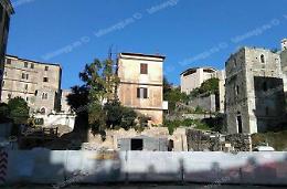 Terracina, entro l'estate demolita la casa davanti al teatro romano
