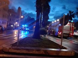 Cadono calcinacci da un palazzo e colpiscono una donna