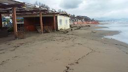 Terracina, mareggiata divora la spiaggia e invade gli stabilimenti