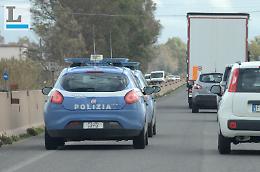 Si fingono agenti di polizia e derubano una donna in strada