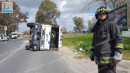Si ribalta l'autocompattatore dopo la curva: gravemente ferito il conducente