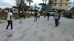 Terracina, scatta la partitella sul piazzale. E diventa multietnica
