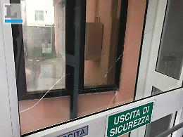 I vandali tornano a colpire la sede del 118, ancora danni alla struttura