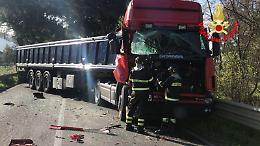 Incidenti tra autoarticolati sull'Appia: il bilancio è di un ferito