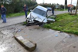 Incidente in via Bassianese, migliora il meccanico ferito