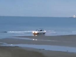 Rally «alternativo» in spiaggia e in acqua con la Panda