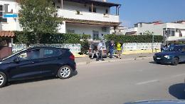 Auto fuori strada su via Toscanini, distrugge il muretto di un'abitazione