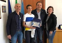 A 13 anni campione di fair play, Nicol&ograve; premiato al sindaco