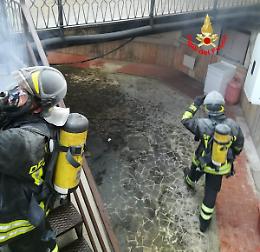 Fiamme tra i contatori elettrici di un condominio: l'intervento del 115