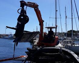 Terracina, relitto rimosso dal fondale: le operazioni al porto