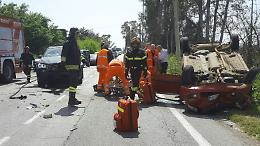 Violento incidente su via Chiesuola, un'auto si ribalta