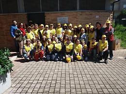 Gli alunni della Lelia Caetani raccolgono i rifiuti nel parco