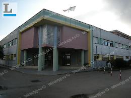 Punta il laser negli occhi del professore: studente sospeso