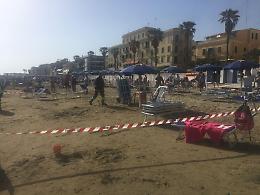 Dalla spiaggia piena di bagnanti riaffiora un ordigno bellico