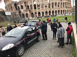 Bimba di Latina si perde in piazza Navona, vede i carabinieri e chiede aiuto