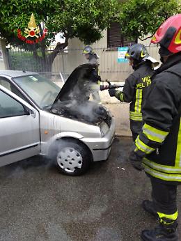 Auto in fiamme in via Wagner: intervengono i vigili del fuoco