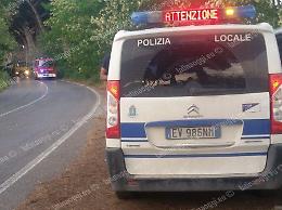 Scontro sull'Acciarella: dopo l'incidente finiscono fuori strada. Due feriti