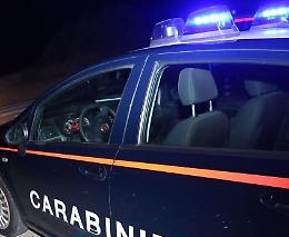 Bussa ai carabinieri con insistenza. Poi impazzisce e li prende a sassate