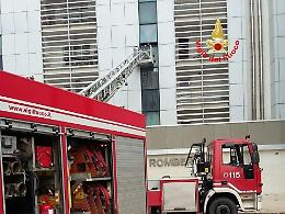 Fumo da un appartamento della Torre Baccari, intervengono i vigili del fuoco
