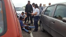 Botte tra parcheggiatori abusivi italiani e nigeriani al mercato settimanale