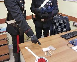 Spacciava ai minorenni alle autolinee, arrestato un giovane egiziano