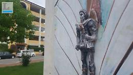 Danni al monumento dell'Aviatore, i vandali rompono parte dell'opera in ceramica