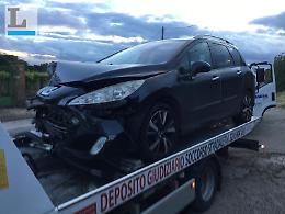 Incidente stradale  tra una Golf e una Peugeot, un ferito grave