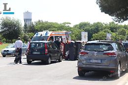 Auto si ribalta in via Bruxelles, paura per due anziani