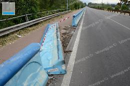 Devasta la ciclabile con l'auto, è caccia al pirata della strada