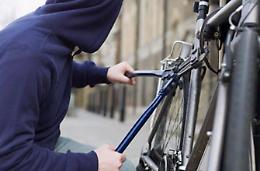 Extracomunitari sorprendono un ladro di biciclette e lo bloccano, arrestato