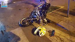 Incidente nella notte tra moto e auto, ferito un centauro
