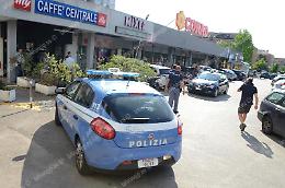 Rapina a mano armata nel supermarket, un cliente affronta il bandito