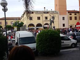 Palloncini bianchi in piazza Roma per l'ultimo saluto a Federica Menotti