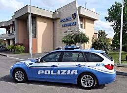 Ubriaco sbanda sulla Pontina e resta incastrato nell'auto