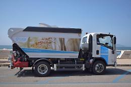 I nuovi mezzi della Formia Rifiuti Zero si ricoprono di bellezza