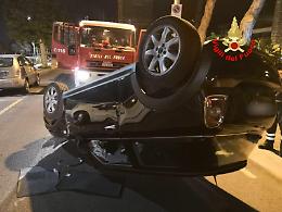 Urta un'auto in sosta e si ribalta, illeso il conducente