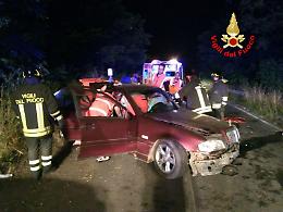 Incidente tra due auto: due persone restano intrappolate nelle lamiere