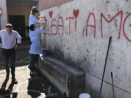 Via i graffiti dal municipio, "Solco Pontino" toglie la scritta del "Guè"