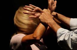 Maltrattamenti e violenze quotidiane alla moglie, fermato un 64enne